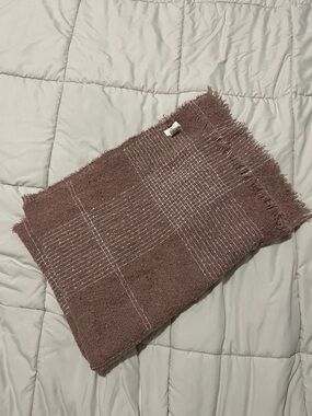 Cozy Checked Fringe Scarf in Mauve